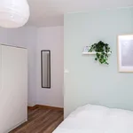 Rent a room of 93 m² in Zaragoza