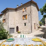 Rent 5 bedroom house of 220 m² in Spoleto