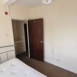 Rent 3 bedroom flat in East Midlands