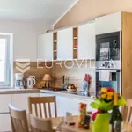 Rent 3 bedroom house of 115 m² in Ližnjan