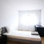 Rent a room of 150 m² in porto