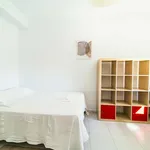 Rent a room of 120 m² in Sevilla