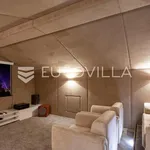 Rent 4 bedroom house of 550 m² in Podstrana