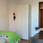 Rent a room of 70 m² in lisbon