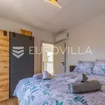 Najam 3 spavaće sobe kuća od 81 m² u Pula