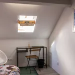 Rent a room of 100 m² in porto