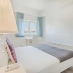 Rent 1 bedroom apartment of 592 m² in Lisbon