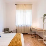 Rent 6 bedroom apartment in Milan