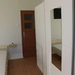 Rent a room of 300 m² in porto