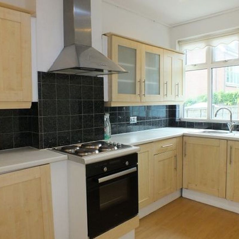 Flat to rent in High Street, Esher KT10