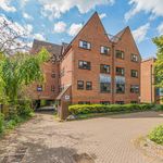 Rent 3 bedroom flat in Leatherhead