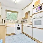 Flat to rent in Roslyn Court, Woking GU21