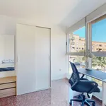 Rent a room of 95 m² in Valencia