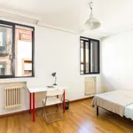 Rent a room of 210 m² in madrid