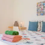 Rent a room of 300 m² in porto