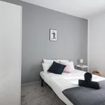 Rent 5 bedroom apartment in Madrid