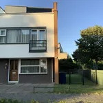 Huur 4 slaapkamer huis van 130 m² in Almere