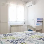 Rent a room of 240 m² in madrid