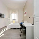 Rent 5 bedroom apartment of 120 m² in Roma