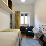 Rent a room of 200 m² in lisbon