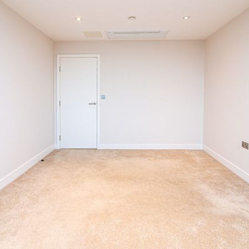 Flat to rent in Staines Road West, Sunbury-On-Thames TW16