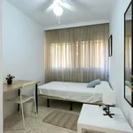 Rent a room of 110 m² in Sevilla