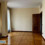 Rent 5 bedroom apartment of 250 m² in Milan