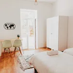 Rent a room of 250 m² in Porto