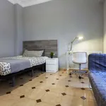 Rent a room of 175 m² in Valencia