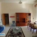 Affitto 3 camera appartamento di 90 m² in Naples