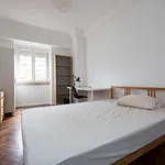 Rent a room of 100 m² in lisbon