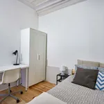 Rent a room of 200 m² in Lisboa