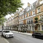 Rent 2 bedroom apartment of 990 m² in London