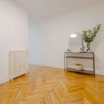 Rent a room of 180 m² in madrid