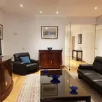 Quartier Châtelain
L’appartement près du quartier du Châtelain, à 5 minutes de la place Stéphanie et de l’avenue Louise est entièrement meublé dans un style luxueux avec un revêtement de