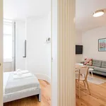 Rent 5 bedroom apartment of 60 m² in Porto