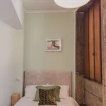 Rent a room of 150 m² in porto