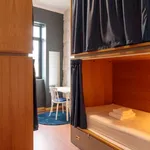 Rent a room of 250 m² in porto